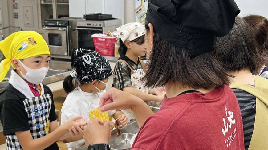 山大が地域の子ども食堂にいかめし用のスルメイカを寄贈しました