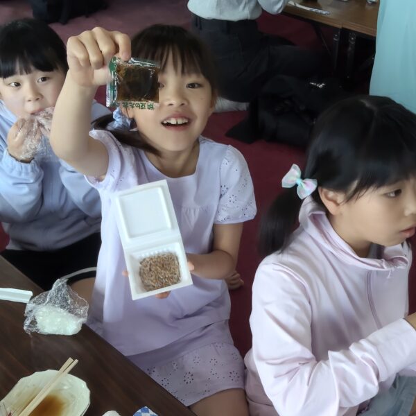 びらとり子ども食堂にがごめ昆布納豆を寄贈させていただきました
